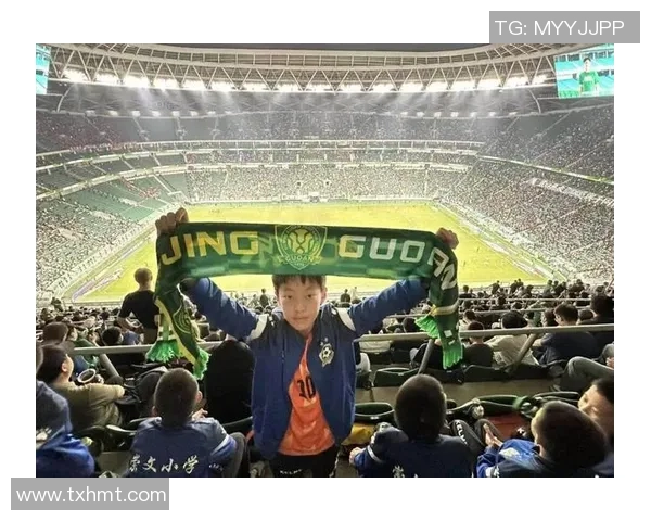 足球巨星赛场鼓掌瞬间展现体育精神与团队凝聚力量